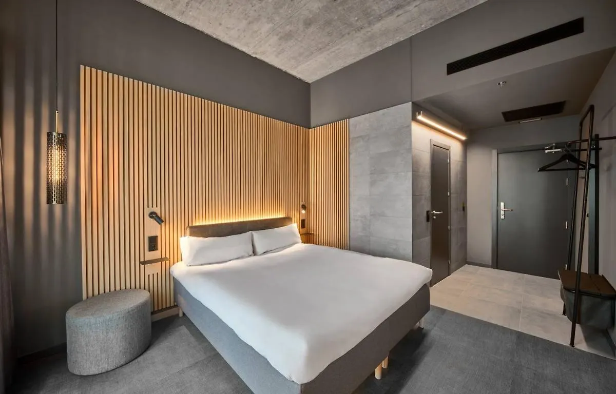 فندق Zleep Madrid Airport 3*,